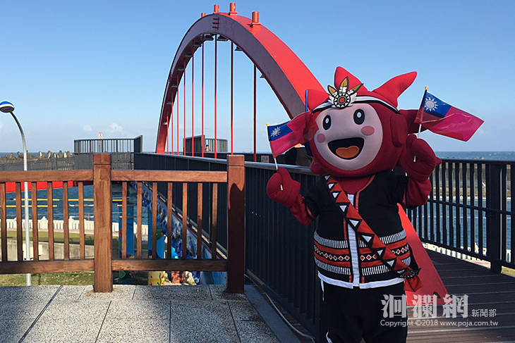 歡慶國慶煙火在花蓮，遠百旗幟飛揚