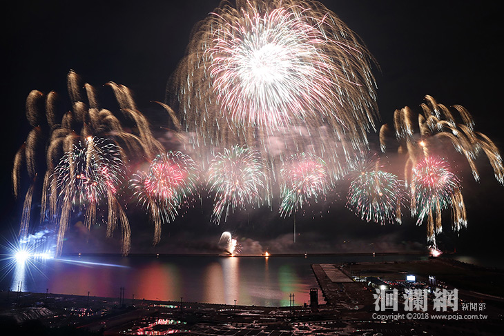 國慶焰火照亮花蓮，民眾不同視角捕捉超精彩