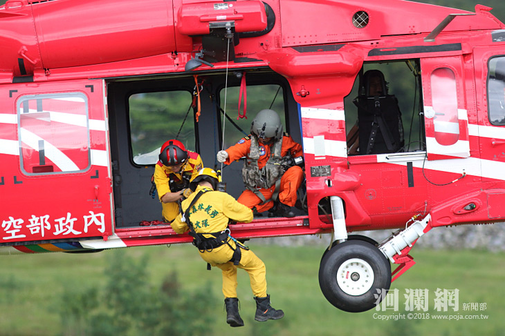 林管處吊掛訓練首用空勤新型UH-60黑鷹直升機