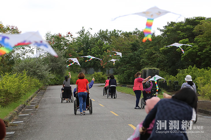 放風箏慶重陽，門諾護家長輩笑開懷