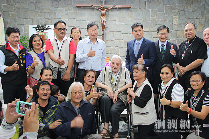 瑞士神父雷震華無私奉獻逾半世紀取得國籍