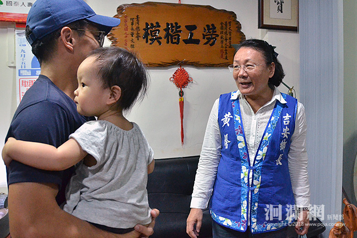 黃馨前往慰問搭上普悠瑪事故列車鄉親