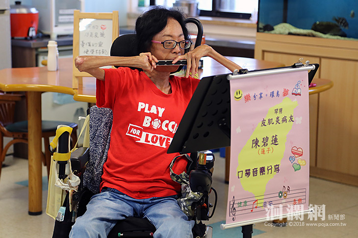 罕病陳碧蓮環島圓夢，吹口琴撫慰癌友