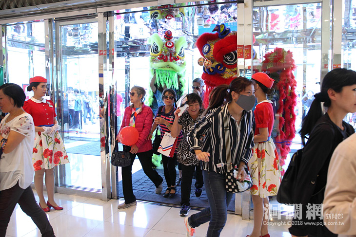 東部唯一百貨週慶開跑!搶油人潮排人龍