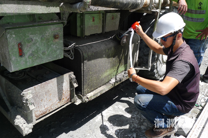 施工機具現場油品採樣1.JPG