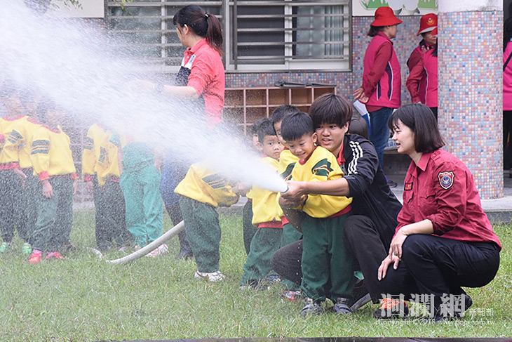 花蓮市立幼兒園防災演練，煙霧逃生及消防栓水線操