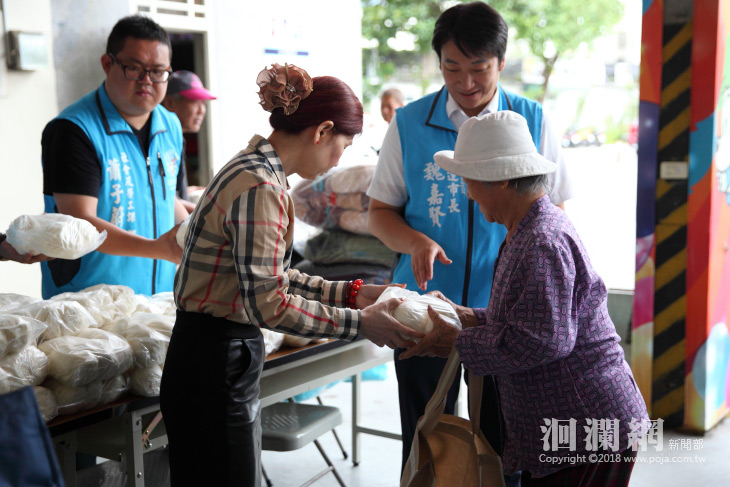 米卦命理老師張庭瑄關懷弱勢捐物資