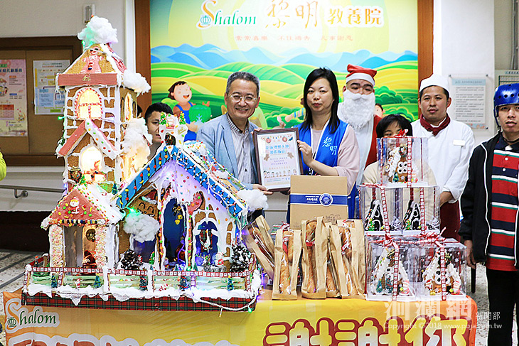 理想大地贈薑餅屋，與黎明院生提前歡度耶誕