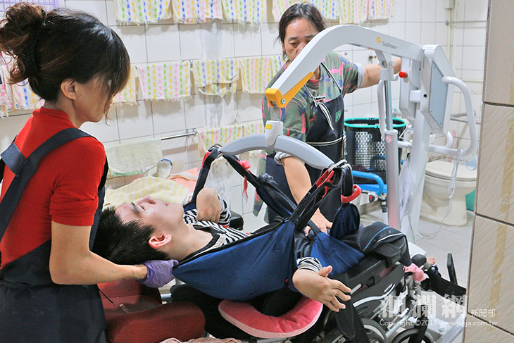 台塑企業暨勤勞基金會愛心捐助，心智障礙者完成設