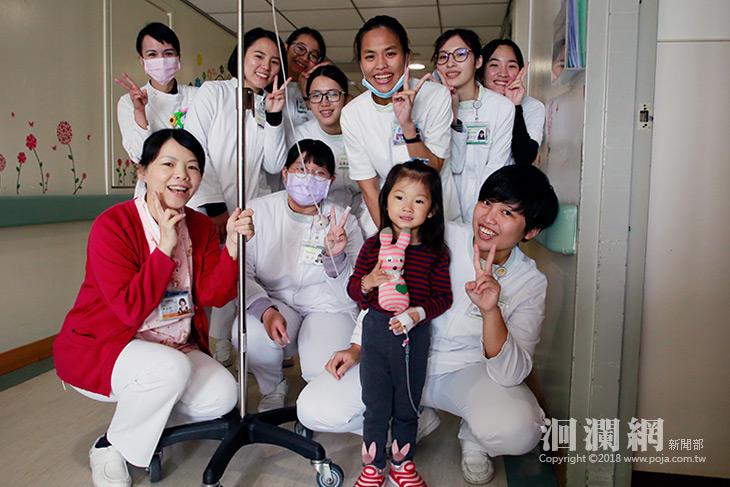 門諾兒童病房送聖誕節禮物，病童展笑顏