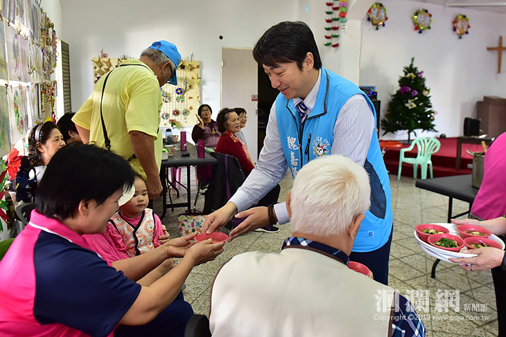 花蓮市原住民婦女幹部為部落長者煮湯圓