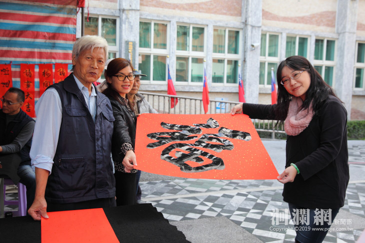 長青書畫會揮毫贈春聯，吸引民眾排隊索取