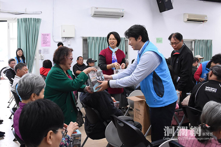 感謝協助推動政策，魏市長送鄰長春節慰問品