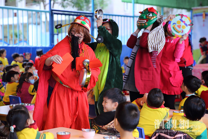 市立幼兒園圍爐，提前感受年節熱鬧氛圍