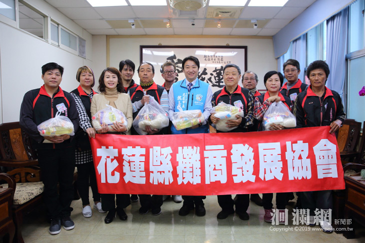 攤商協會寒冬算暖捐物資，魏嘉賢表示感謝