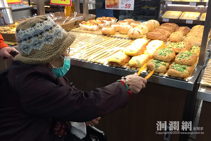 失智長輩超市採買，感受年節氣氛開心憶當年