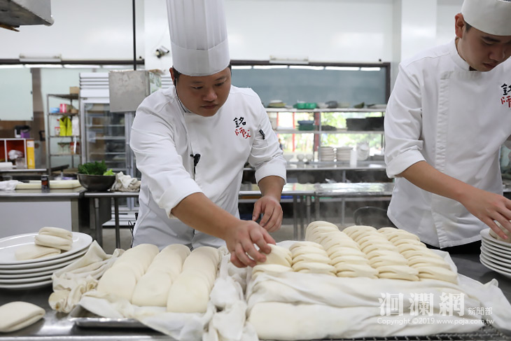 繼承父親大愛，銘師父餐廳邀宴弱勢家庭