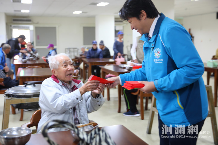 魏嘉賢送紅包，預祝東區老人之家長者新年快樂