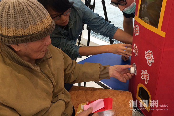 年貨大街開張，護家阿公不捨花紅包志工好氣又好笑