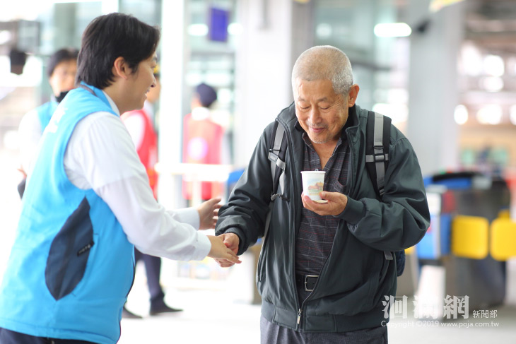 魏嘉賢奉茶送暖，迎接遊子返鄉