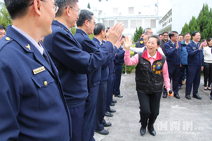 花縣府辭歲迎新春，縣長走訪各局處向同仁拜早年