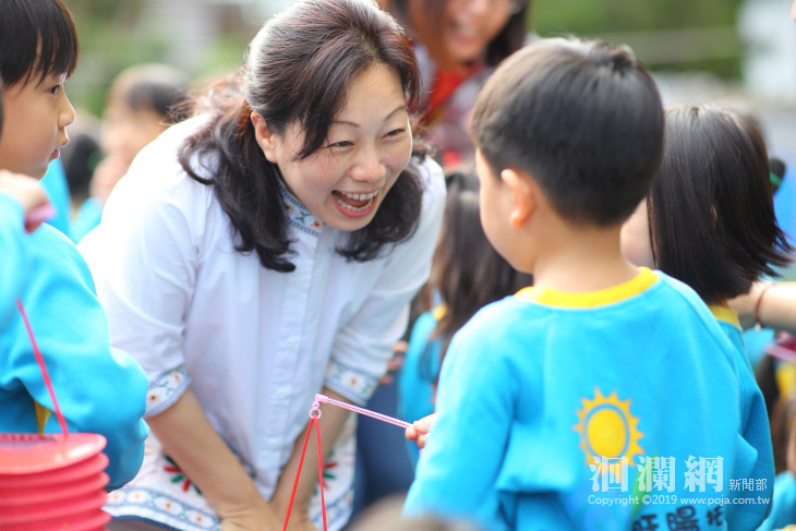 徐榛蔚縣長前往民勤幼稚園發放元宵小燈籠