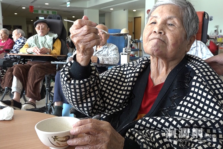 護家長輩「搓圓仔」慶元宵，豆腐湯圓讚不絕口