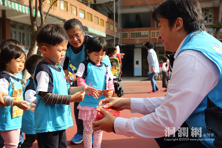 歡慶元宵節，魏嘉賢發福袋與幼兒同樂