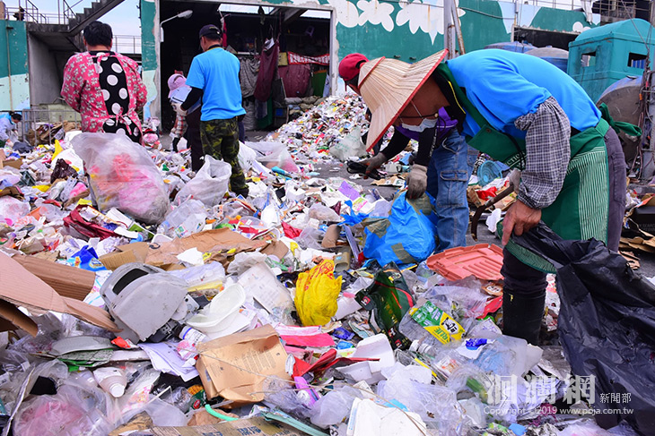 九天年假湧入人潮，花蓮市垃圾及資源回收量也激增