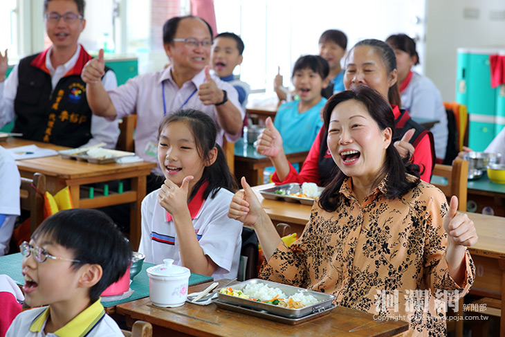 縣長徐榛蔚今中午視察中正國小營養午餐並與學童