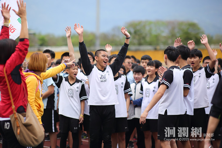 國中大隊接力複賽，縣長勉勵選手追著楊俊瀚學長的