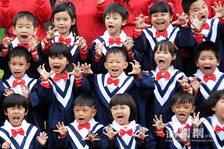 吉安鄉幼孩子今天開心拍畢業照