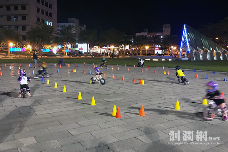 打造友善親子空間，魏嘉賢：自由廣場提供滑步車學習