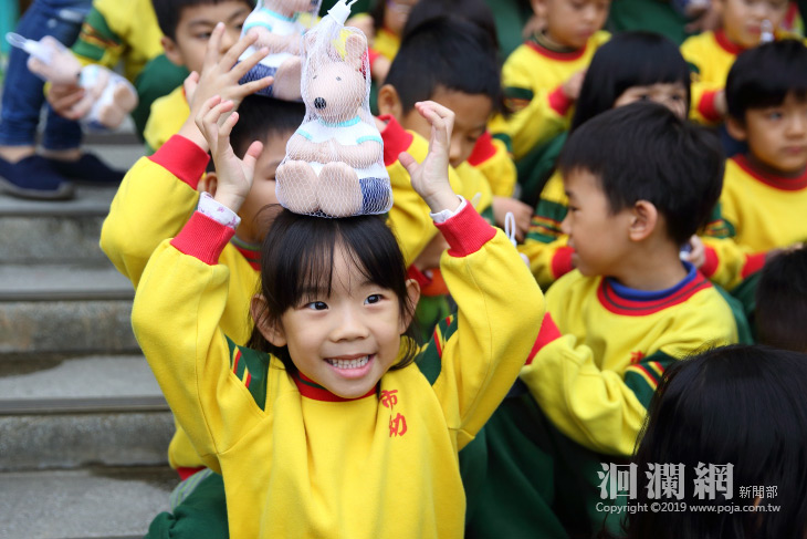 松成號贈市幼孩童卡通撲滿，魏嘉賢頒發感謝狀