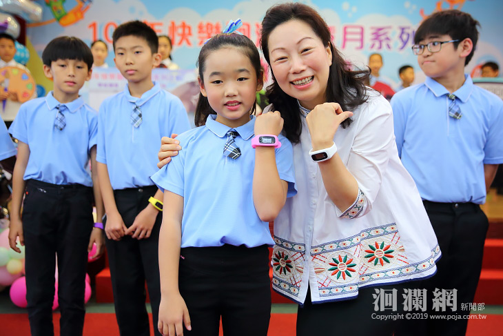 花蓮兒童節縣長贈計步器，一起為楊俊瀚備戰奧運加