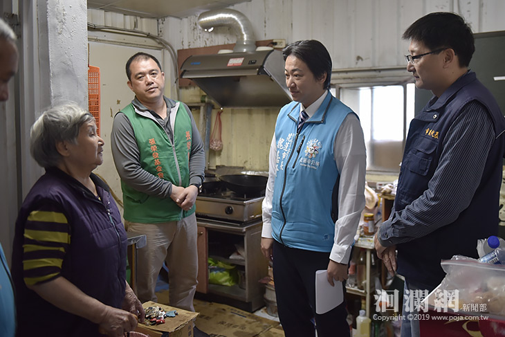 魏嘉賢關懷弱勢戶，感謝張榮發基金會義氣相挺