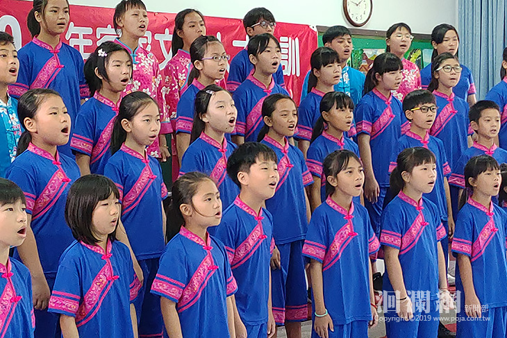 明廉客家童謠合唱班即將出賽，魏嘉賢前往加油打氣