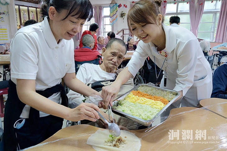 花醫護理之家陪長輩一起清明包潤餅