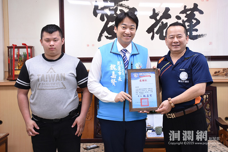 闕志安捐米助弱勢，魏嘉賢感謝愛心送暖