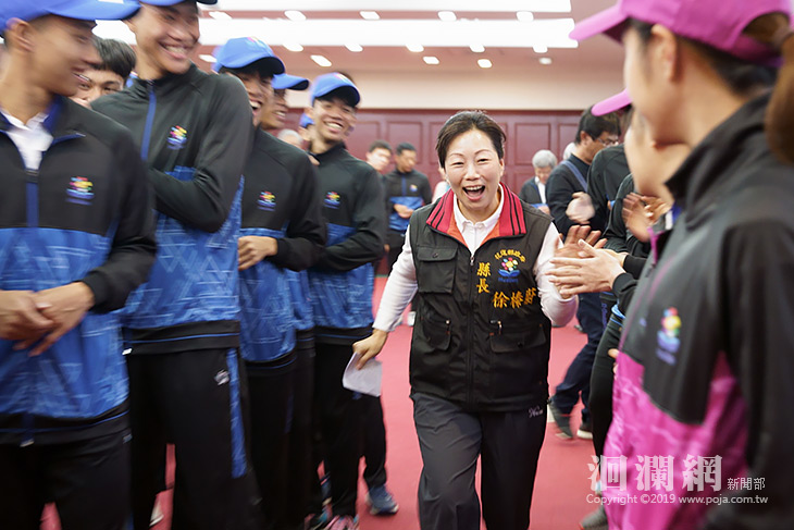 全中運代表隊出征，縣長徐榛蔚授旗期勉選手再創體