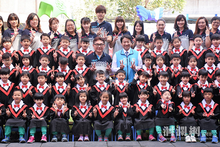 魏嘉賢與市幼準畢業生今天開心拍畢業照