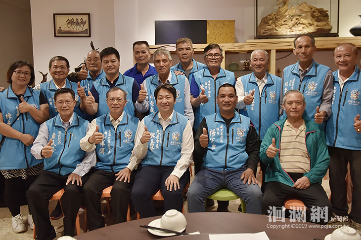 花蓮市部落事務組長會議，魏嘉賢贈頭目傳統服飾