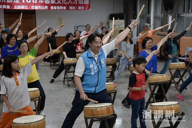 鼓動福氣響叮噹開課，魏嘉賢體驗打鼓樂趣