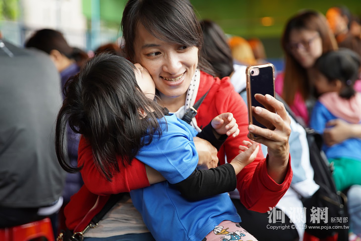 花蓮市幼歡慶母親節，魏嘉賢期勉孩童孝順父母