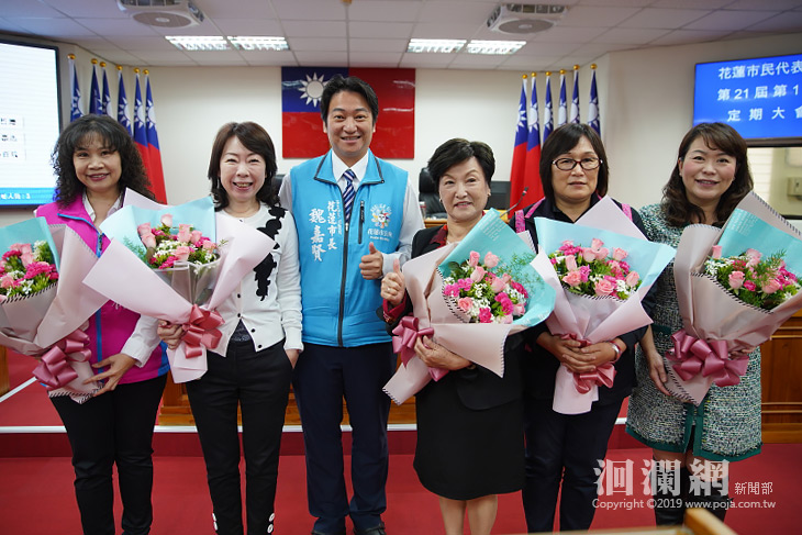母親節前夕，魏嘉賢市代會開議送花獻祝福