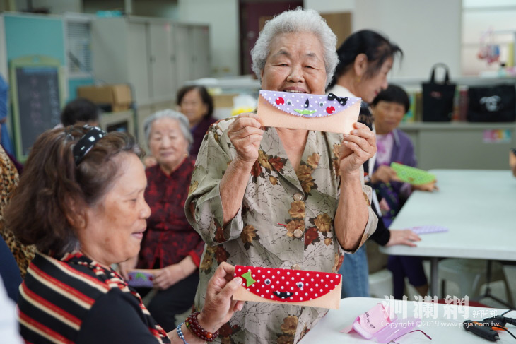 魏市長至民享福氣站致贈小禮物，祝福母親節快樂