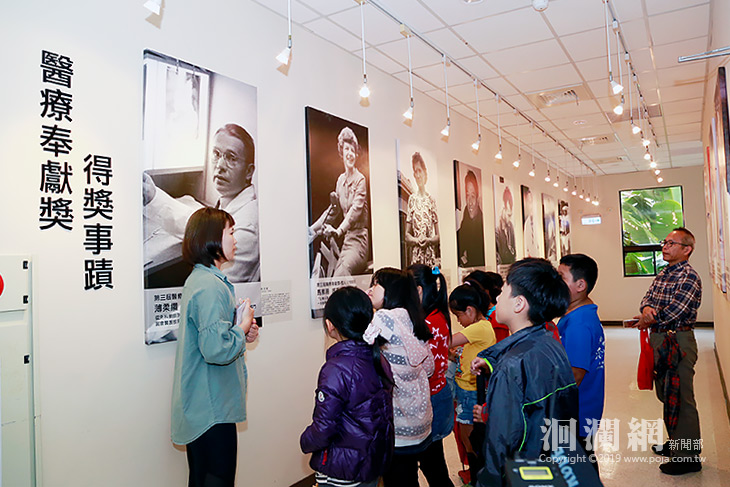 明恥學童參訪門諾，送玫瑰花向媽媽表感恩
