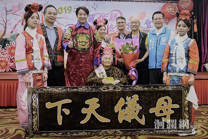 娘娘駕到!! 花蓮市模範母親表揚cosplay宮廷風