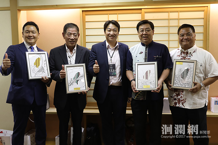 花蓮市參訪團贈織布畫伴手禮沖繩縣議員驚豔