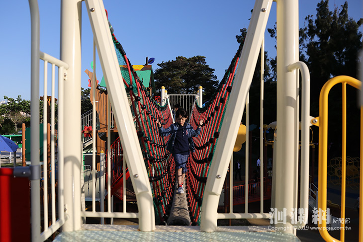 魏市長參訪浦添大公園，幼童專用遊樂設施放電好場